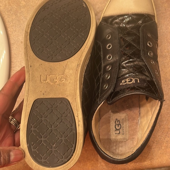 Ugg 9.5 black sneakers very worn leather - Picture 4 of 4